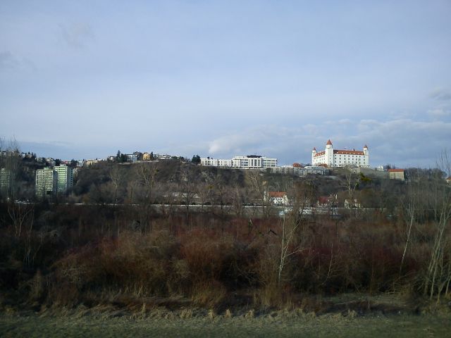 Bratislavský hrad z Petržalky