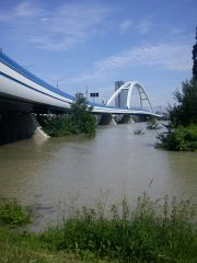 Most Apollo pri záplavách